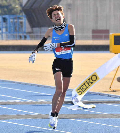 惜しくも2着でゴールし、悔しそうな表情を見せる神野大地(撮影・岩下翔太)