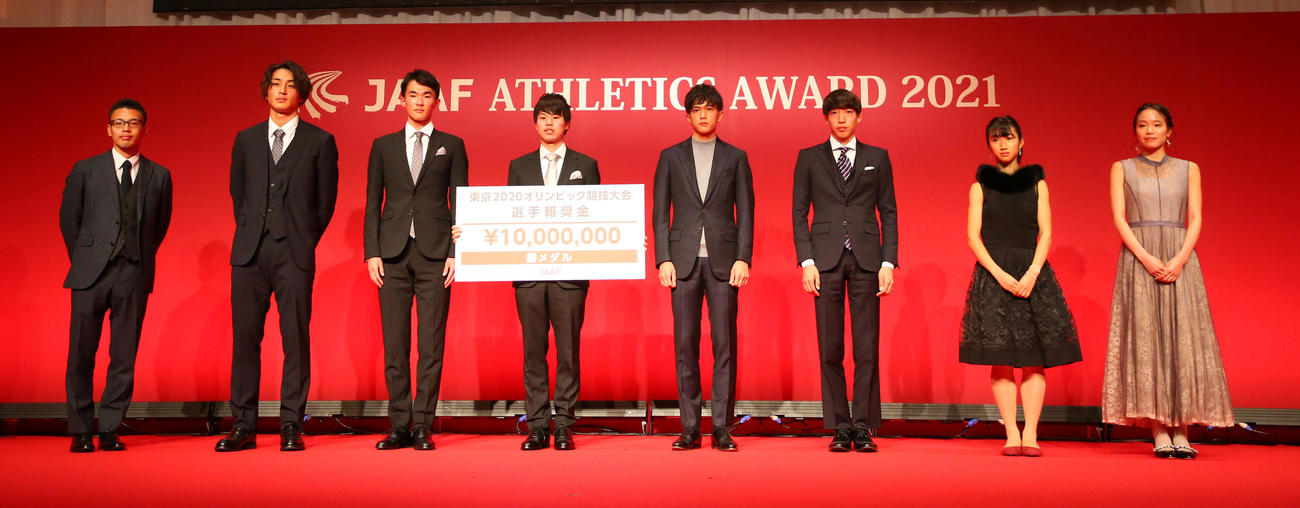 日本陸連アスレティックス・アワード2021　東京五輪入賞者への報奨金授与で、記念撮影に納まる、左から、山西利和、橋岡優輝、川野将虎、池田向希、大迫傑、三浦龍司、田中希実、一山麻緒（代表撮影）