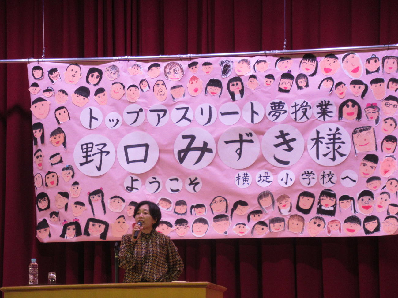 野口みずき氏は、大阪市内の小学校で特別授業を行った（撮影・益田一弘）＝2021年12月15日、大阪市内
