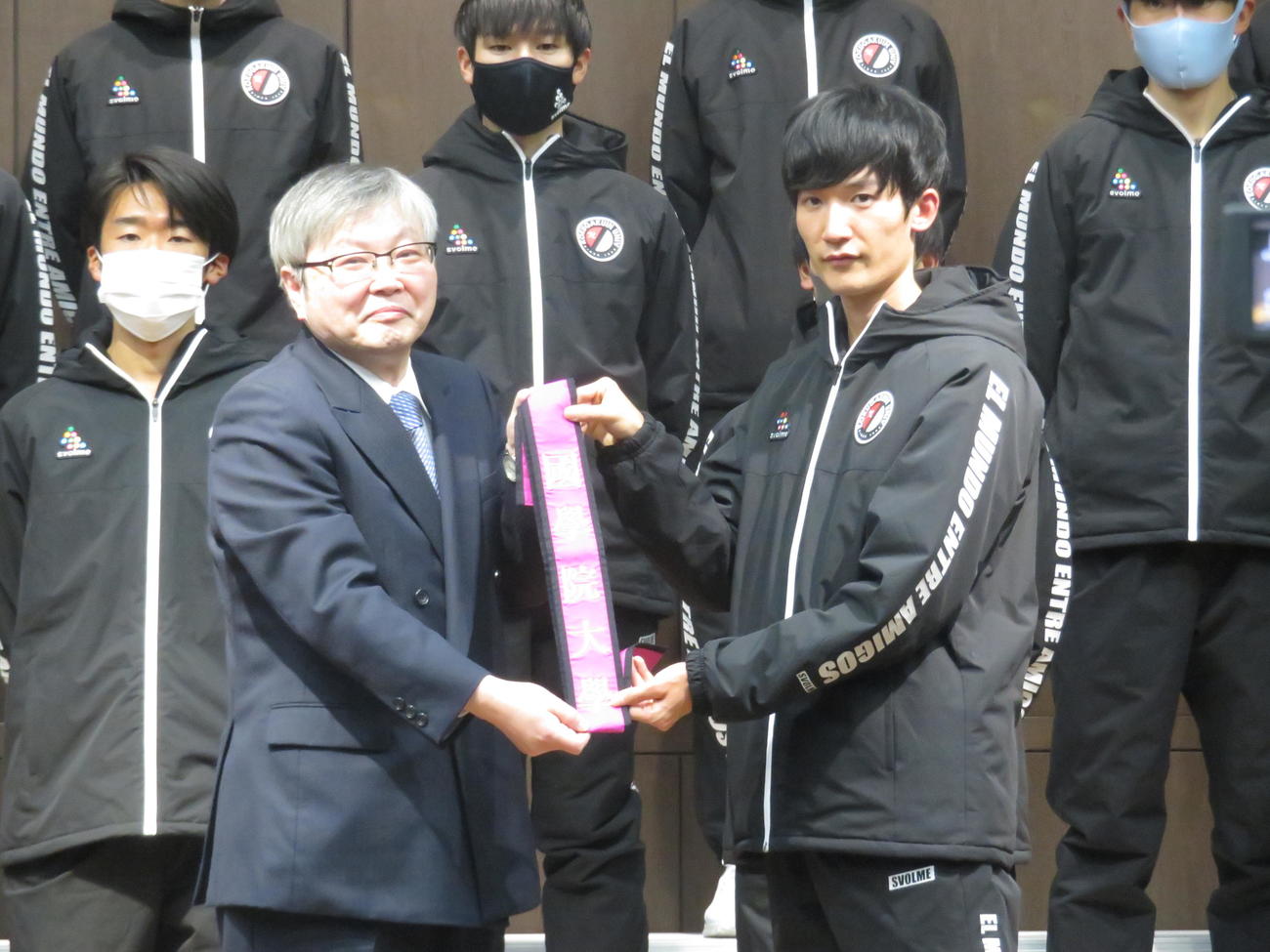 箱根駅伝の壮行会に出席し、国学院大の針本正行学長（左）からたすきを授与される国学院大・木付琳主将（中央）（撮影・磯綾乃）