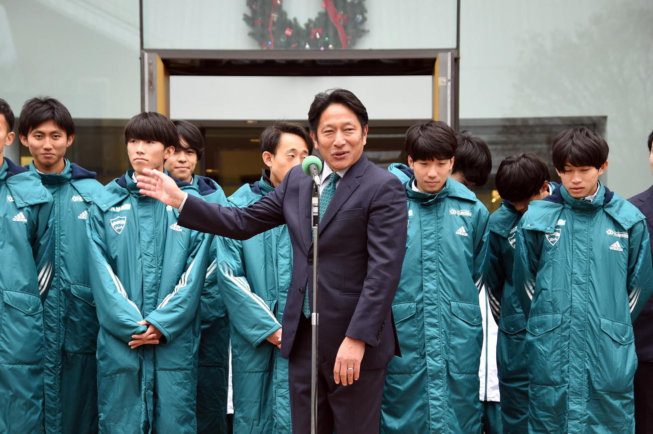 壮行会であいさつする青学大・原監督（中央）（撮影・山田愛斗）