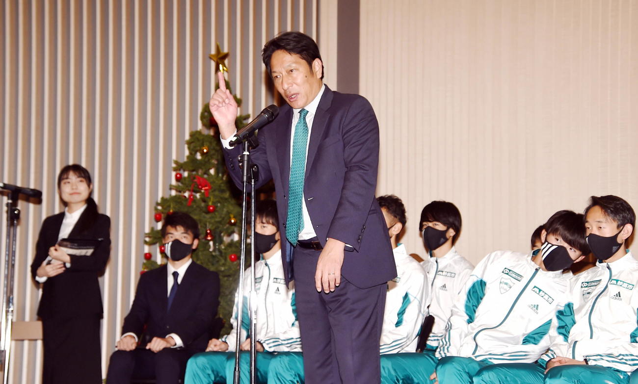 合同取材会でNO・1ポーズをする青学大・原晋監督（中央）（撮影・山田愛斗）