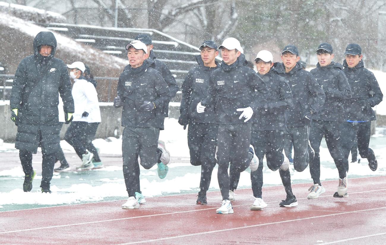 ランニングで汗を流す山口（手前右）。左は松田監督（撮影・佐藤究）