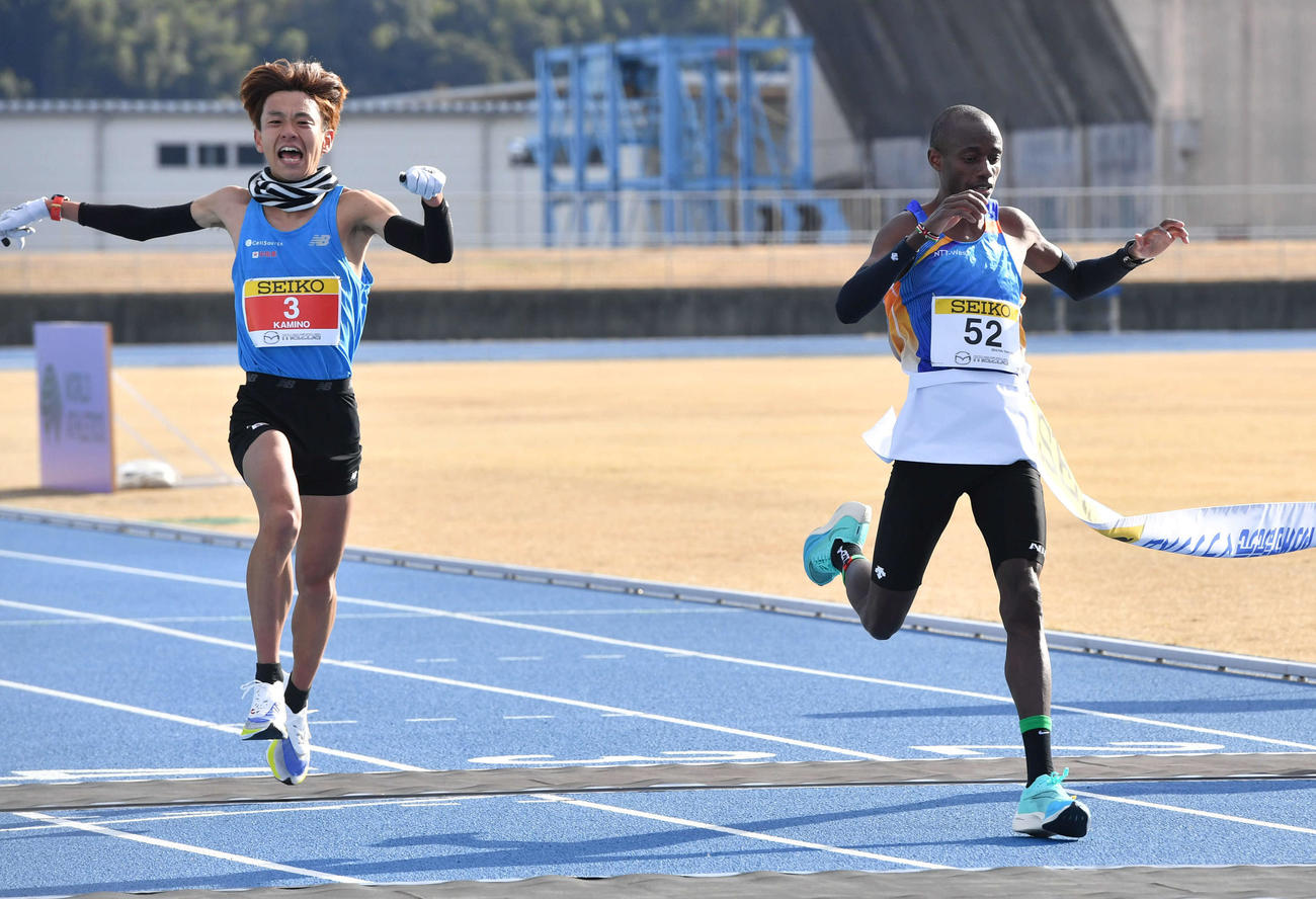 ドミニク・ニャイロ（右）と壮絶なデッドヒートの末、2位でゴールする神野大地（撮影・岩下翔太）