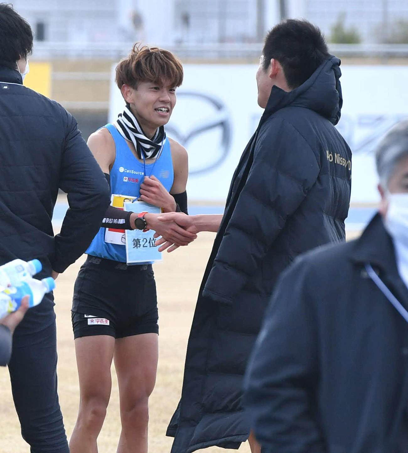 日本人トップの2位でゴールし、3位でゴールした川内優輝（右）と握手を交わす神野大地（撮影・岩下翔太）
