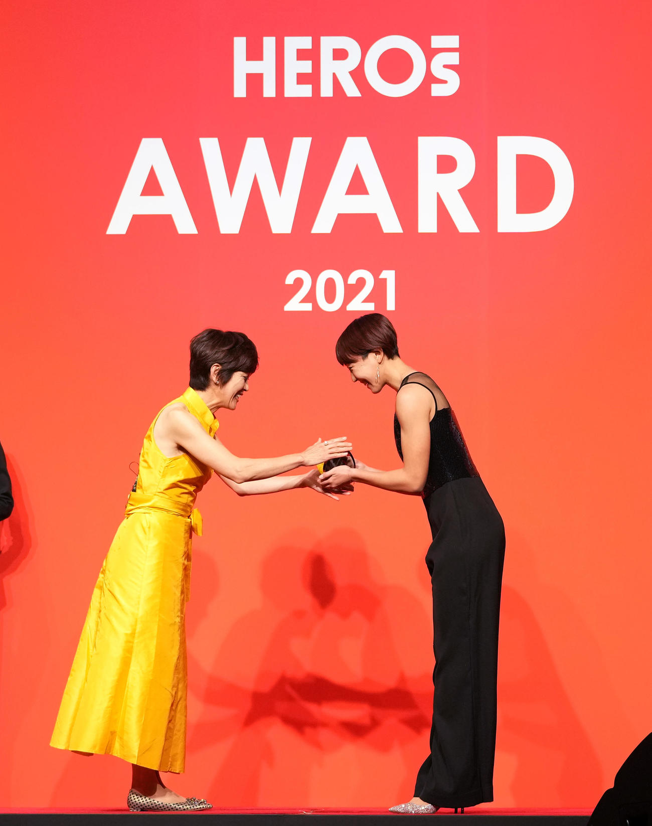 「HEROs AWARD 2021」を受賞し、プレゼンターを務める有森（左）から記念品を受け取る寺田（撮影・菅敏）