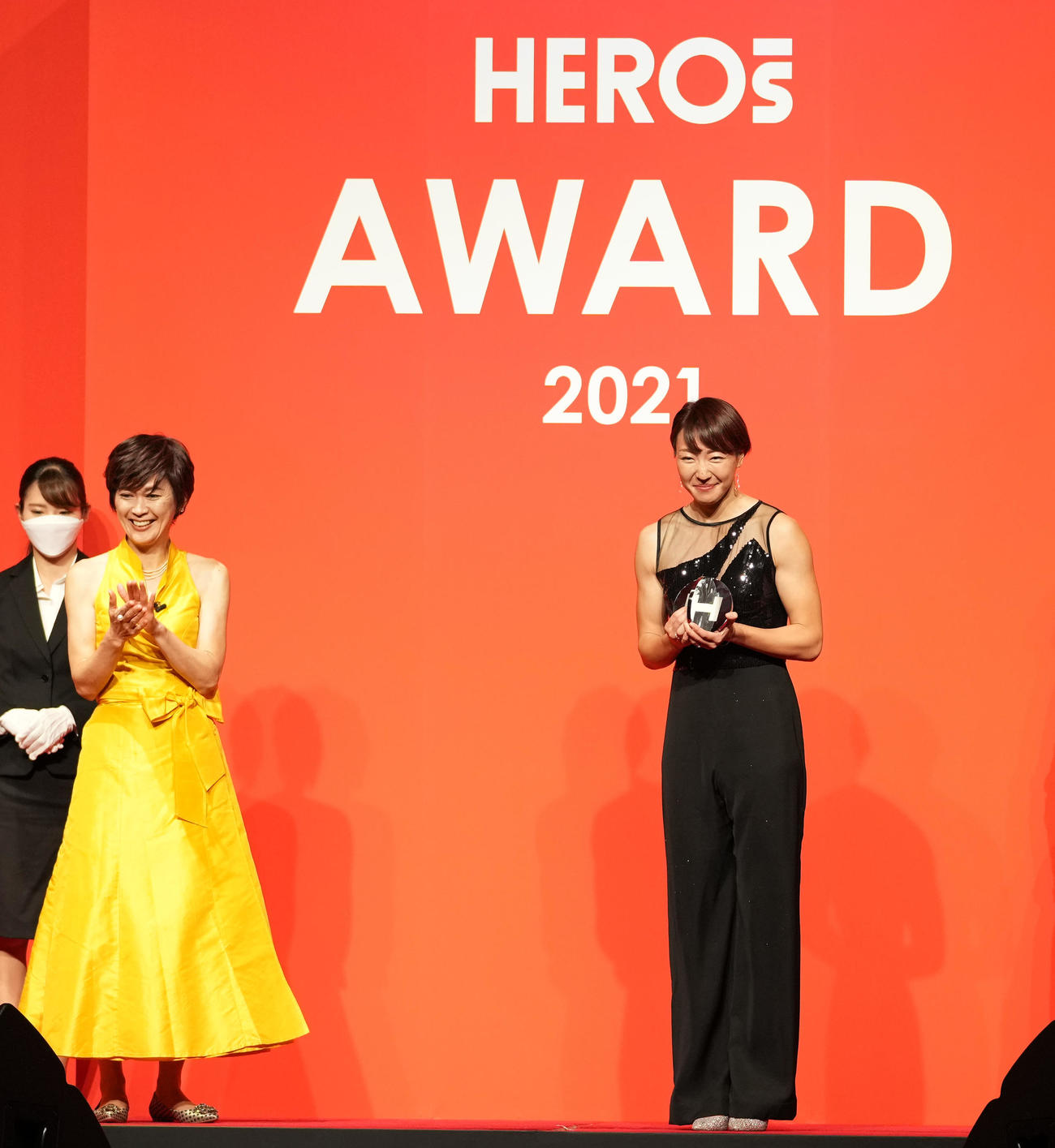 「HEROs AWARD 2021」を受賞し、プレゼンターを務める有森（左から2人目）から記念品を受け取る寺田（撮影・菅敏）