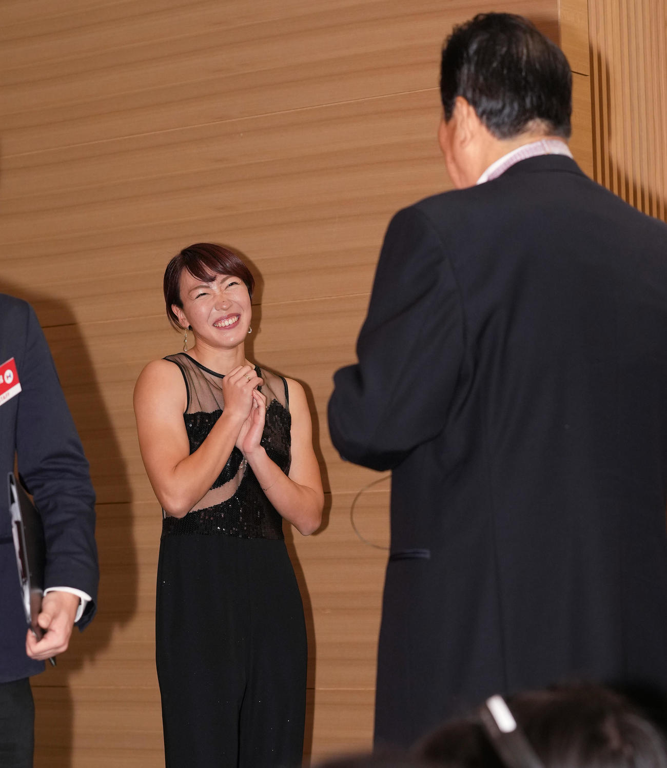 「HEROs AWARD 2021」の表彰式を終え、村田氏（右）と談笑する寺田（撮影・菅敏）