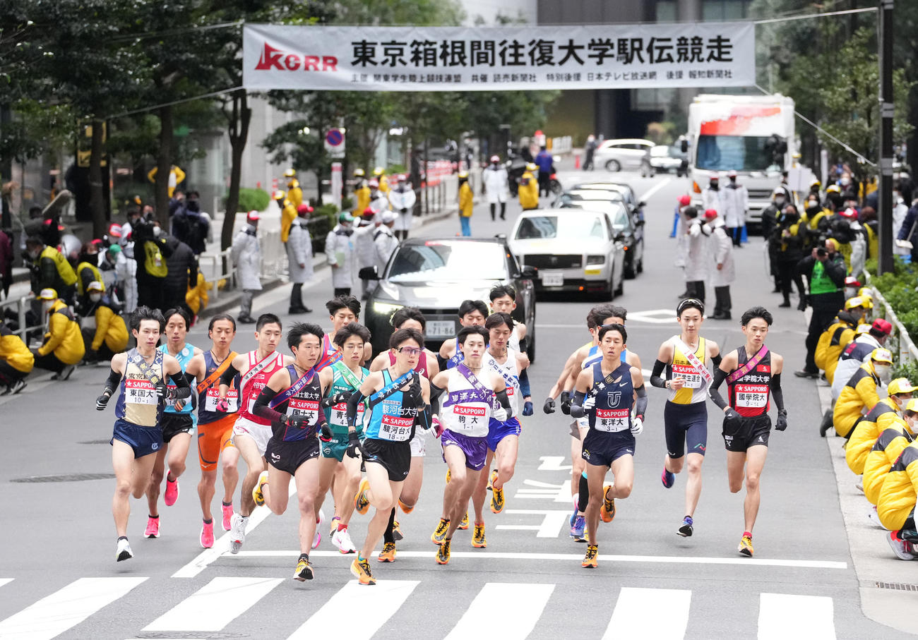 第98回箱根駅伝往路1区　一斉にスタートする選手たち（撮影・菅敏）