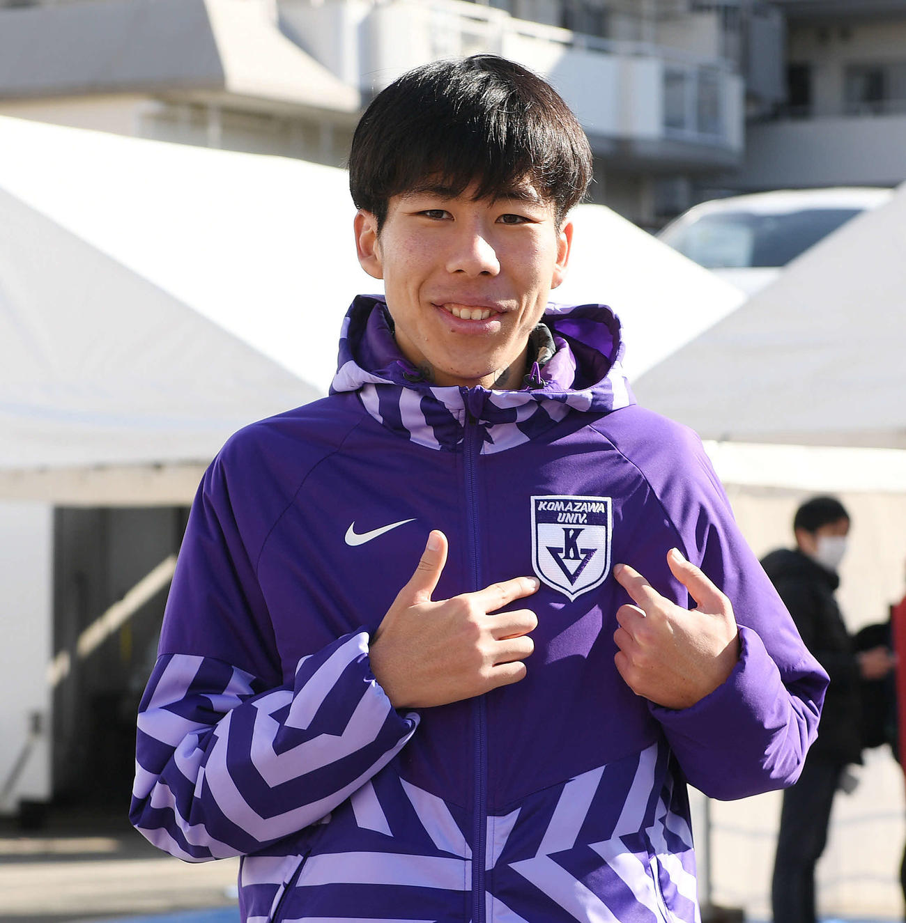 2区区間賞の駒大・田沢はチームのマークを指さす（撮影・滝沢徹郎）