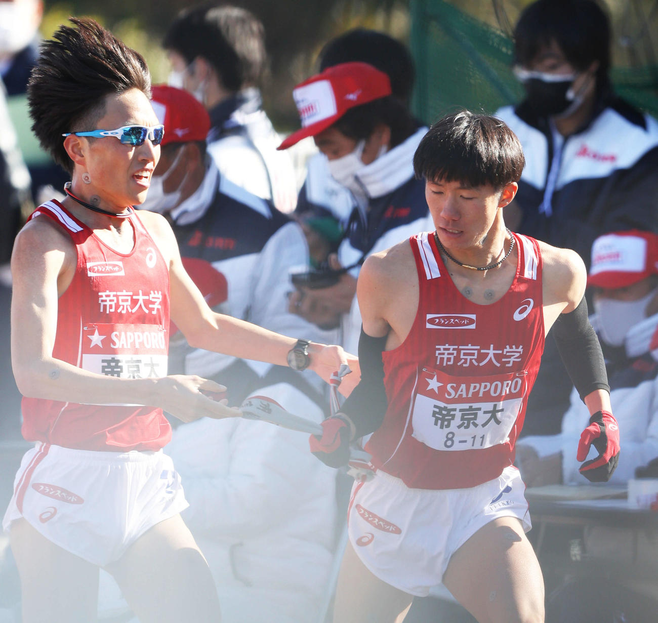 平塚中継所を3位でタスキリレーする帝京大3区遠藤（左）と4区寺島（撮影・河田真司）