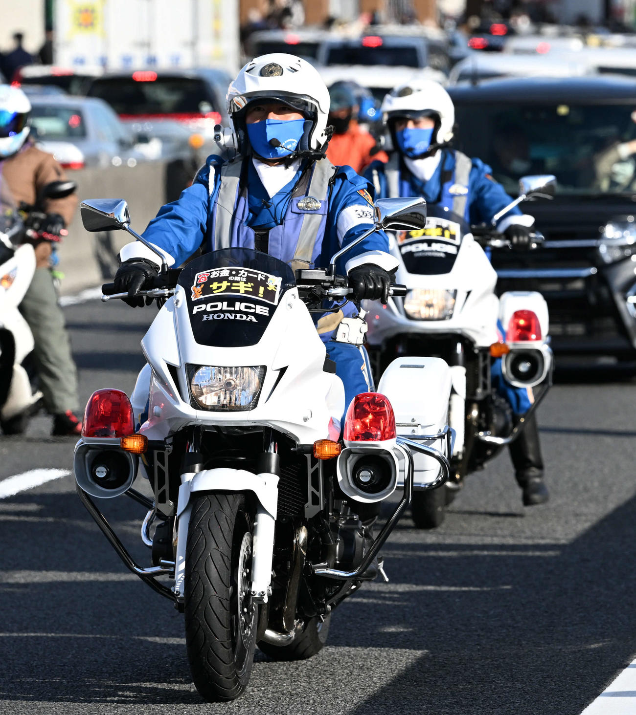 戸塚中継所付近を走る白バイ（撮影・滝沢徹郎）