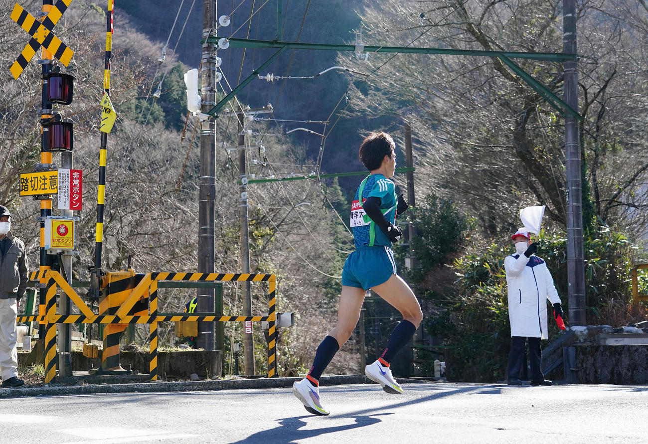 第98回箱根駅伝往路　箱根登山鉄道・小涌谷踏切をトップで通過する青学大5区若林（撮影・菅敏）