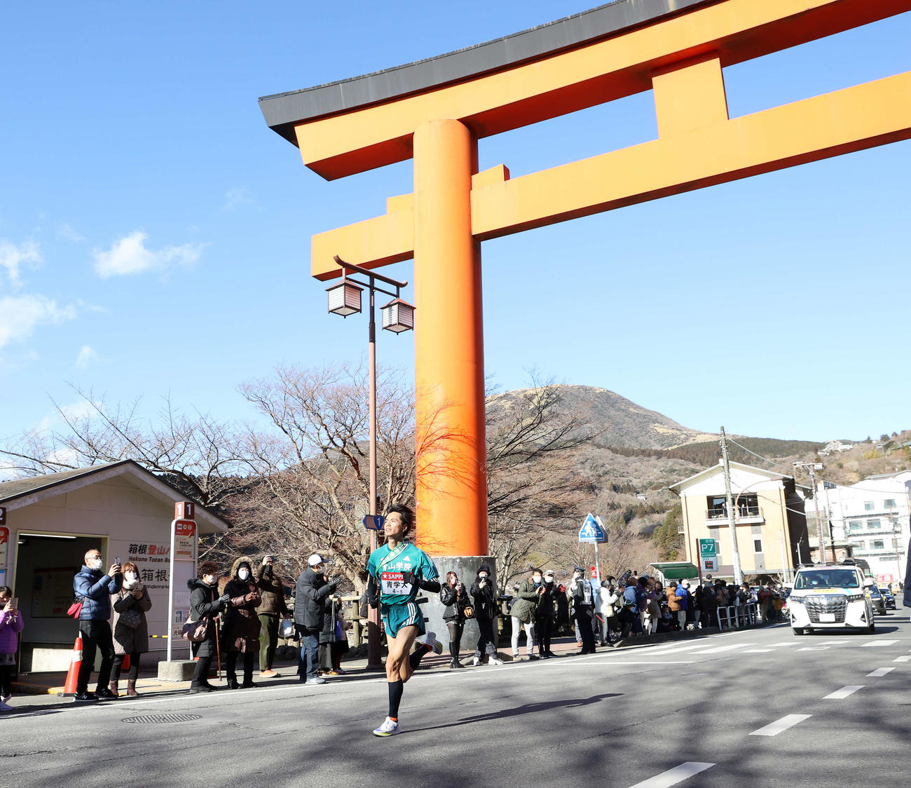 箱根神社の大鳥居を通過する青学大5区若林（撮影・鈴木正人）
