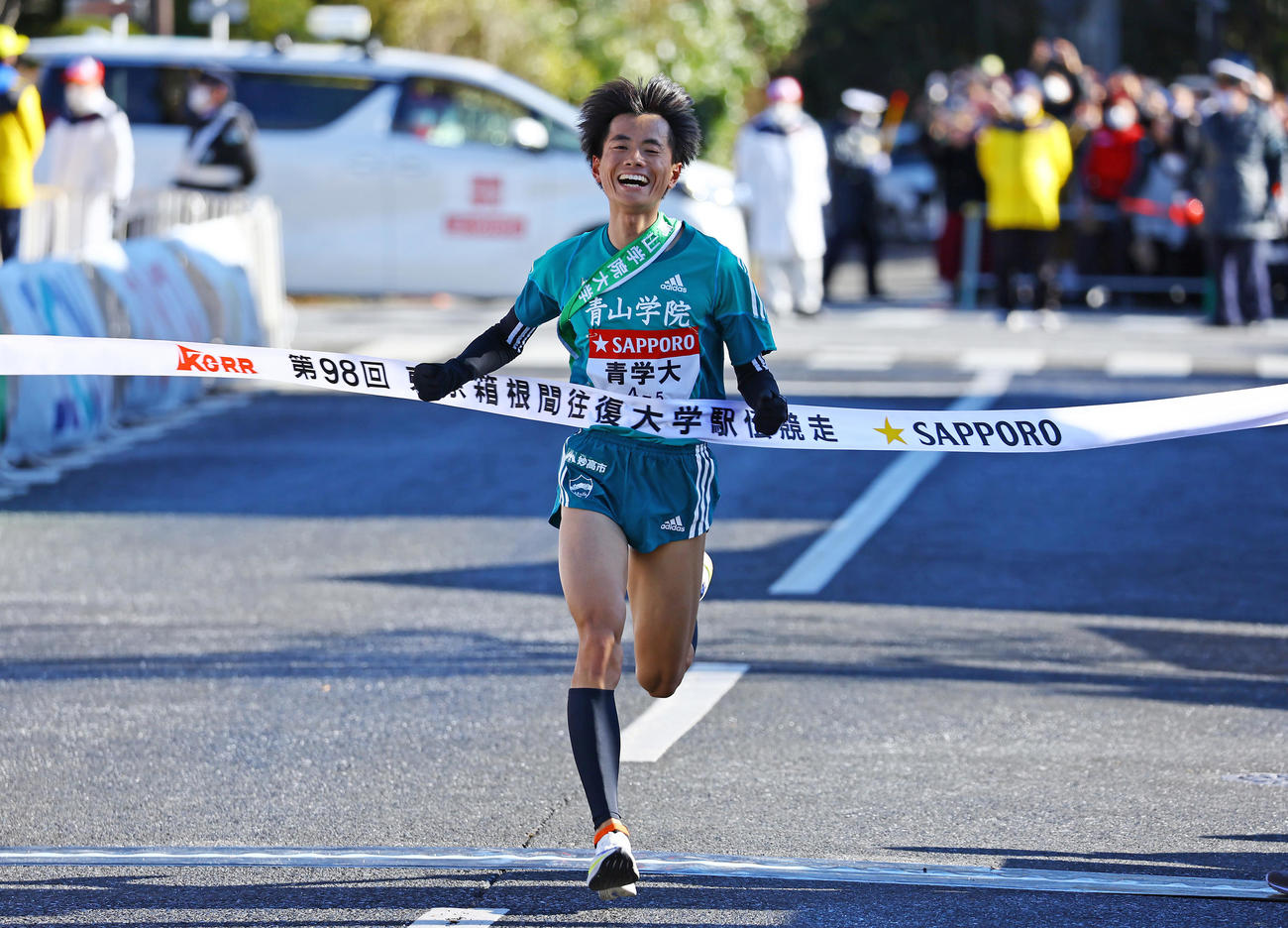 往路を1着でゴールする青学大・若林（撮影・垰建太）