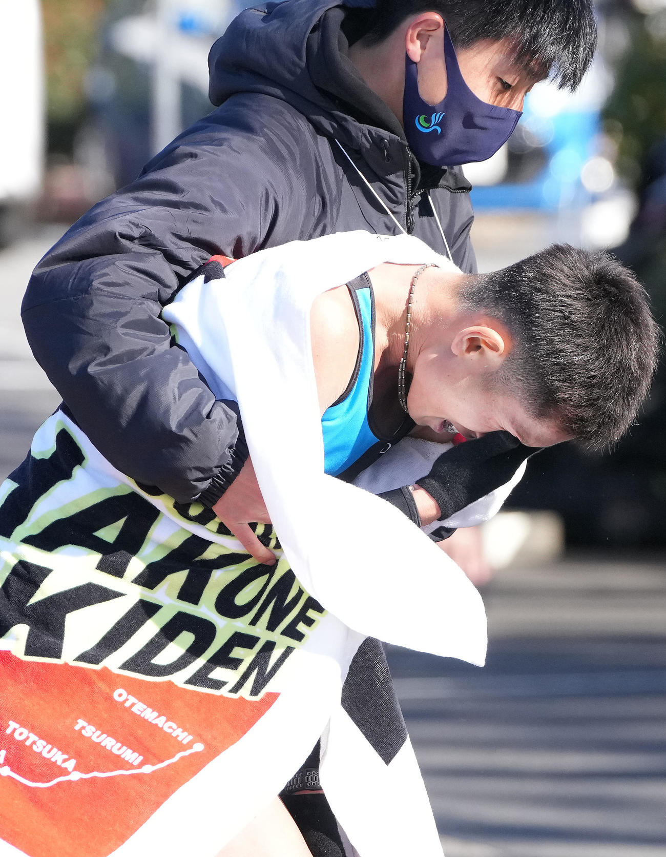 小田原中継所に到着した駿河台大4区今井（下）は目頭を押さえる（撮影・鈴木みどり）