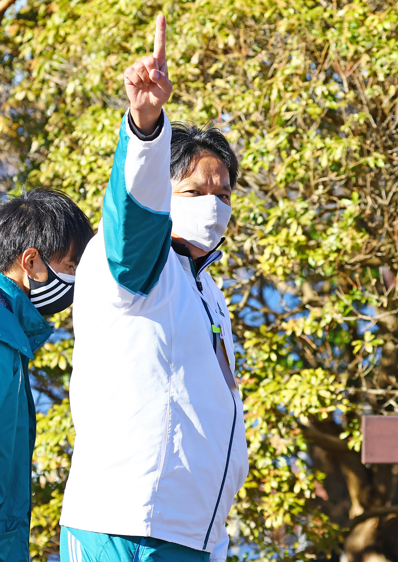 往路を1着で終えナンバーワンポーズする青学大・原監督（撮影・垰建太）