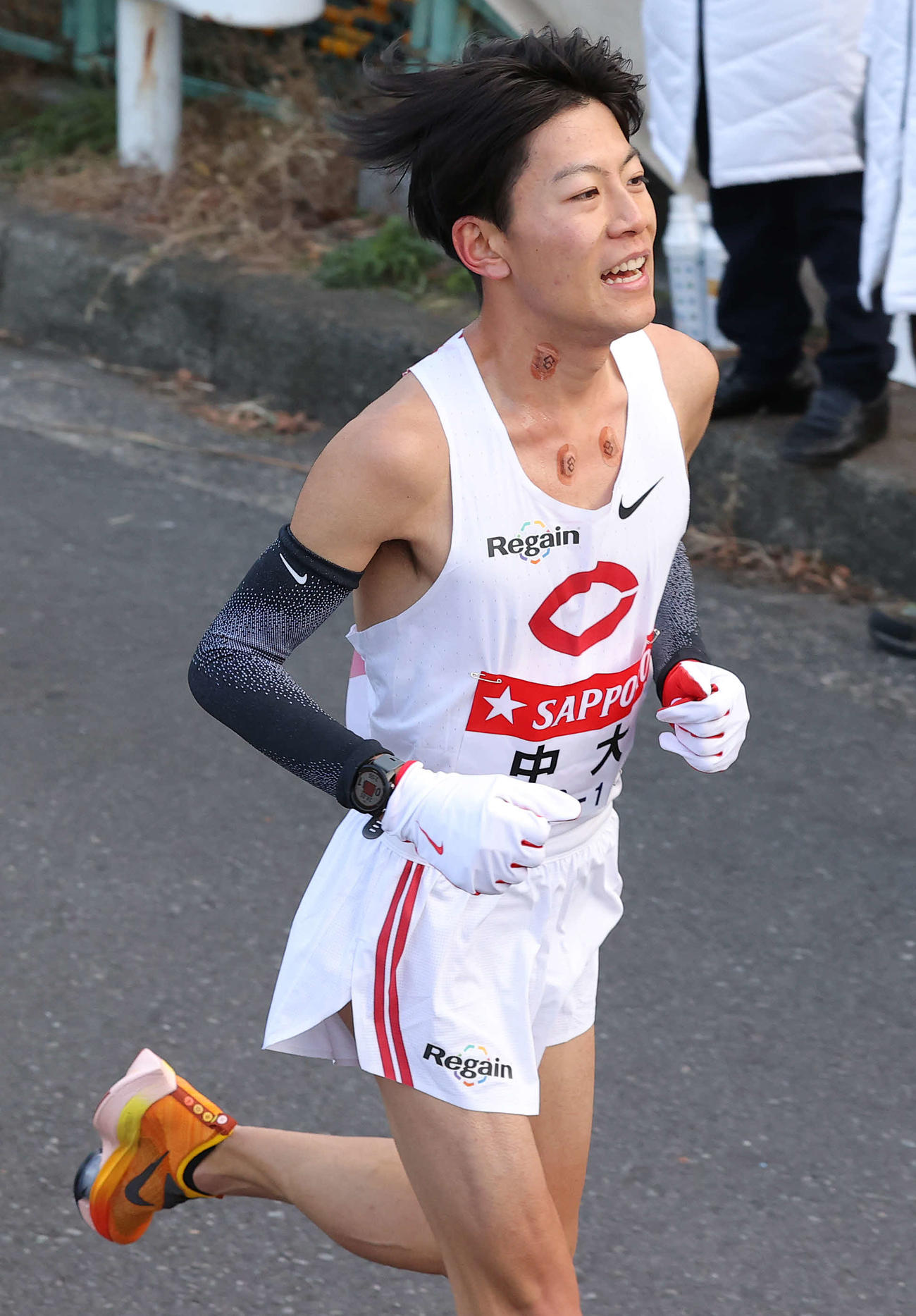 鶴見中継所、1時間00分40秒の区間新記録でたすきをつないだ中大1区吉居（撮影・河野匠）