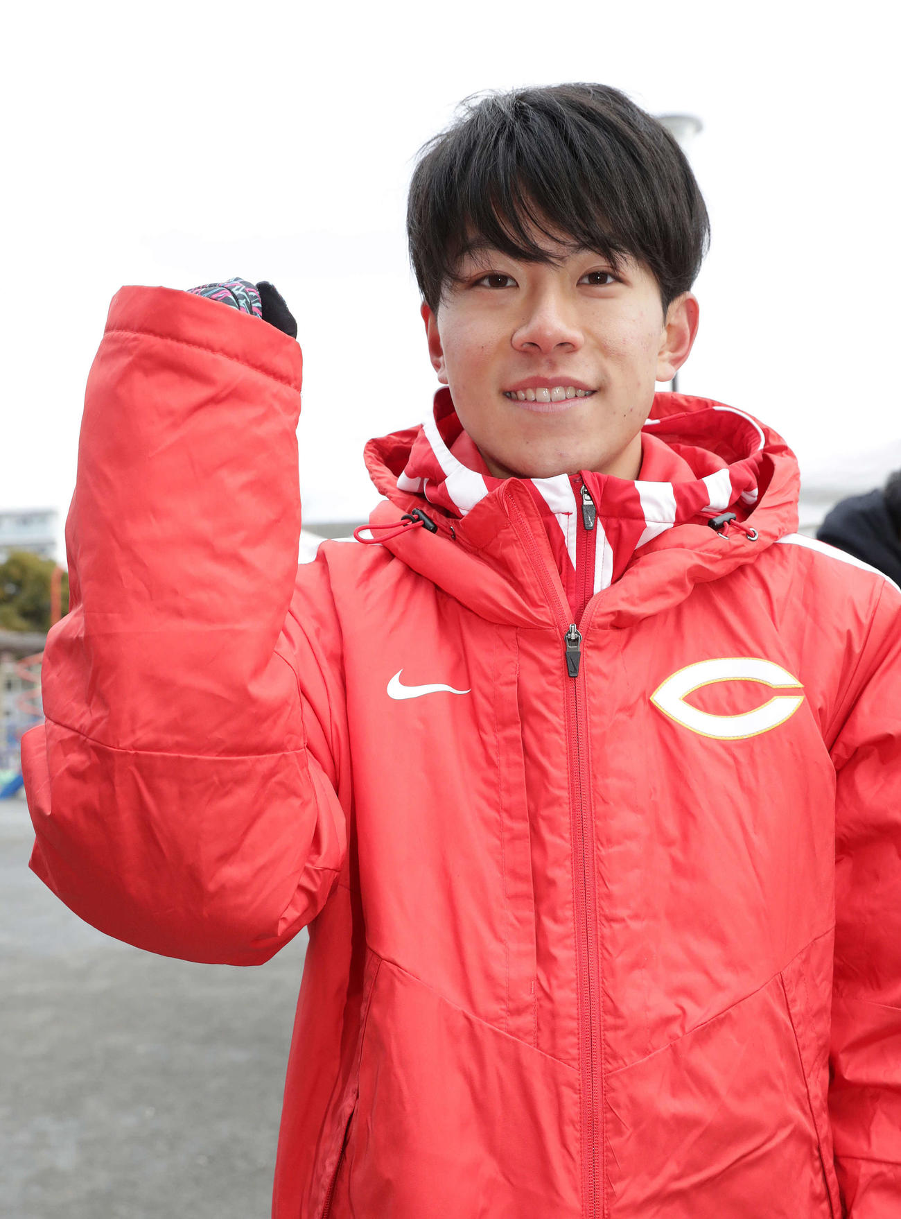 鶴見中継所、15年ぶりに区間記録を更新した中大1区吉居は笑顔でガッツポーズを見せる（撮影・河野匠）