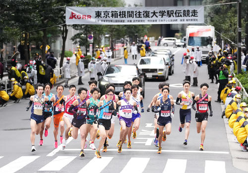 第98回箱根駅伝往路1区　一斉にスタートする選手たち（撮影・菅敏）