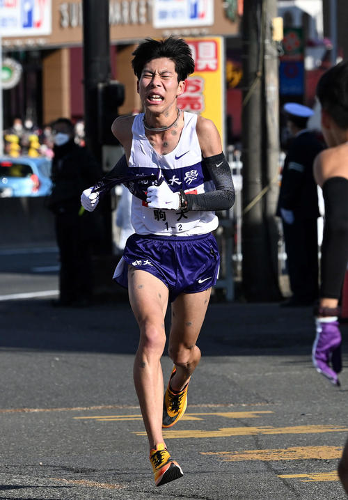 戸塚中継所で力走する駒大2区田沢（撮影・滝沢徹郎）