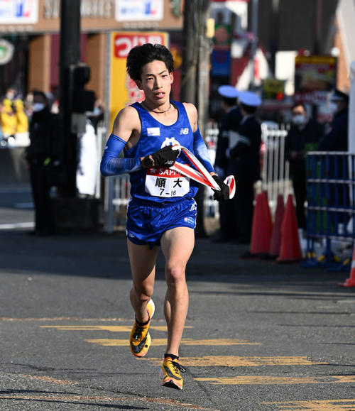 戸塚中継所で力走する順大2区三浦（撮影・滝沢徹郎）