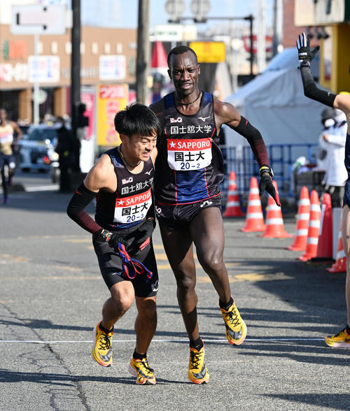 戸塚中継所で国士舘大2区ヴィンセント・ライモン（右）は3区荻原陸斗にたすきを渡す（撮影・滝沢徹郎）