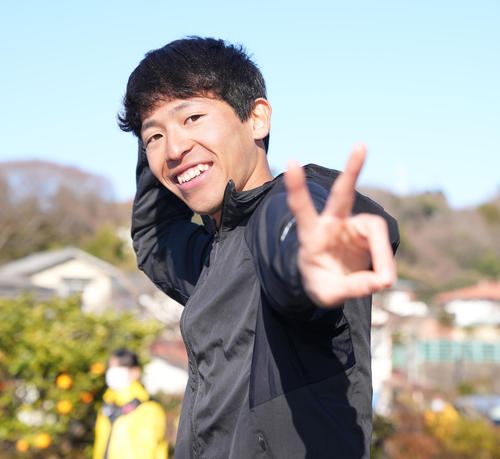 4区区間賞の創価大・嶋津は笑顔でポーズ（撮影・鈴木みどり）