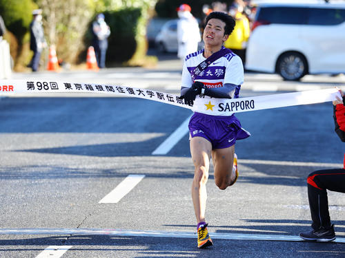 往路を3着でゴールする駒大・金子（撮影・垰建太）