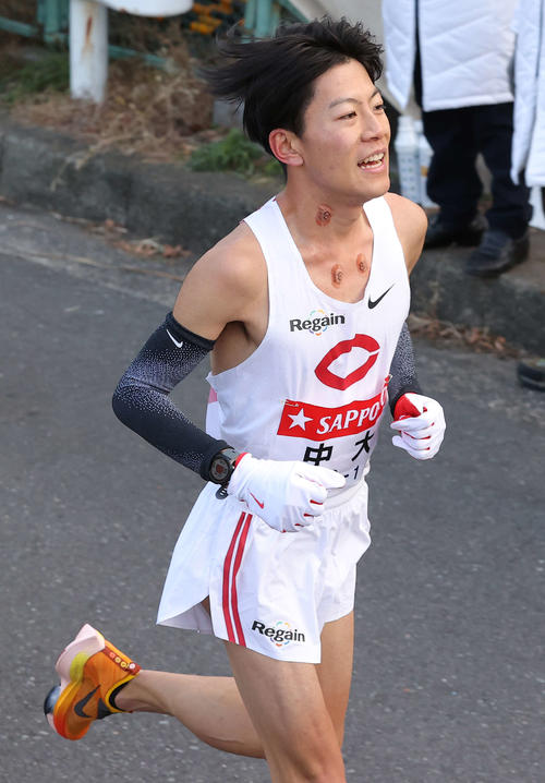 鶴見中継所、1時間00分40秒の区間新記録でたすきをつないだ中大1区吉居（撮影・河野匠）