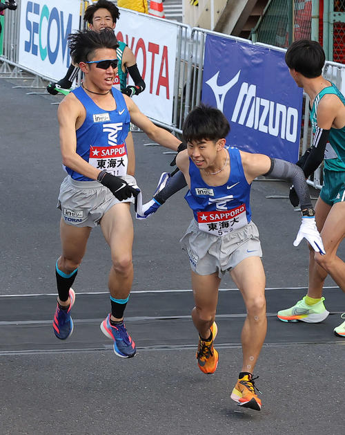 鶴見中継所、3位でたすきをつなぐ東海大1区市村（左）と2区松崎（撮影・河野匠）