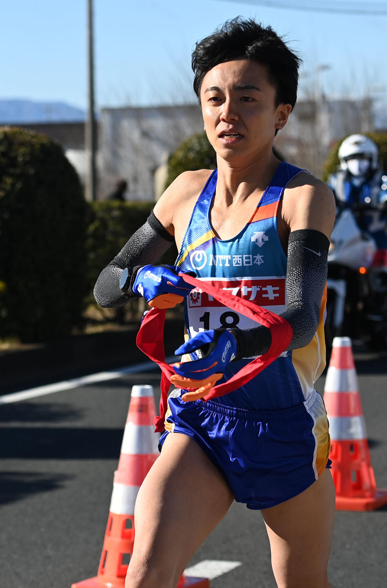 第2中継所をスタートするNTT西日本3区小林（撮影・横山健太）