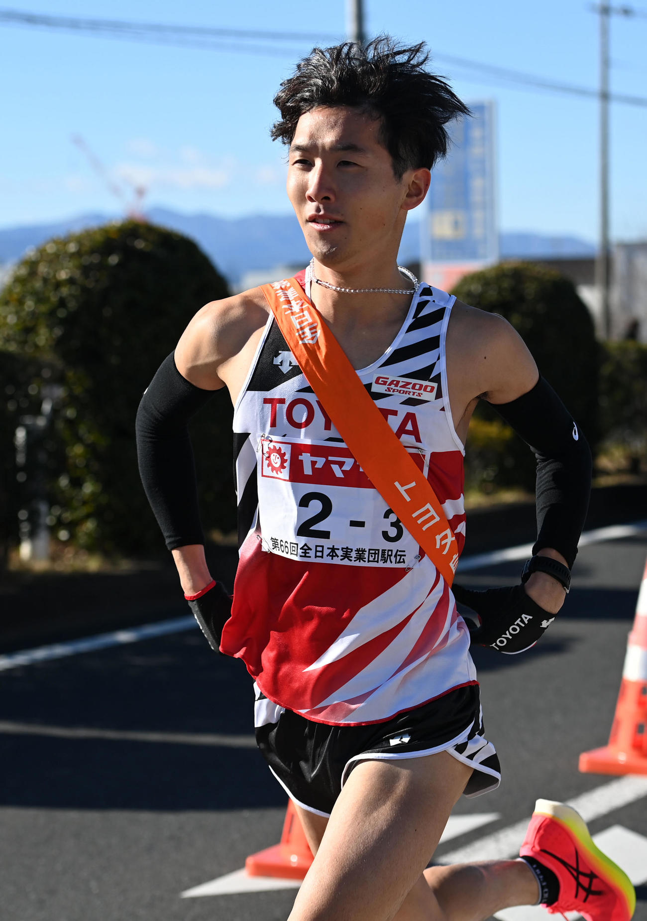 第2中継所をスタートするトヨタ自動車3区太田（撮影・横山健太）