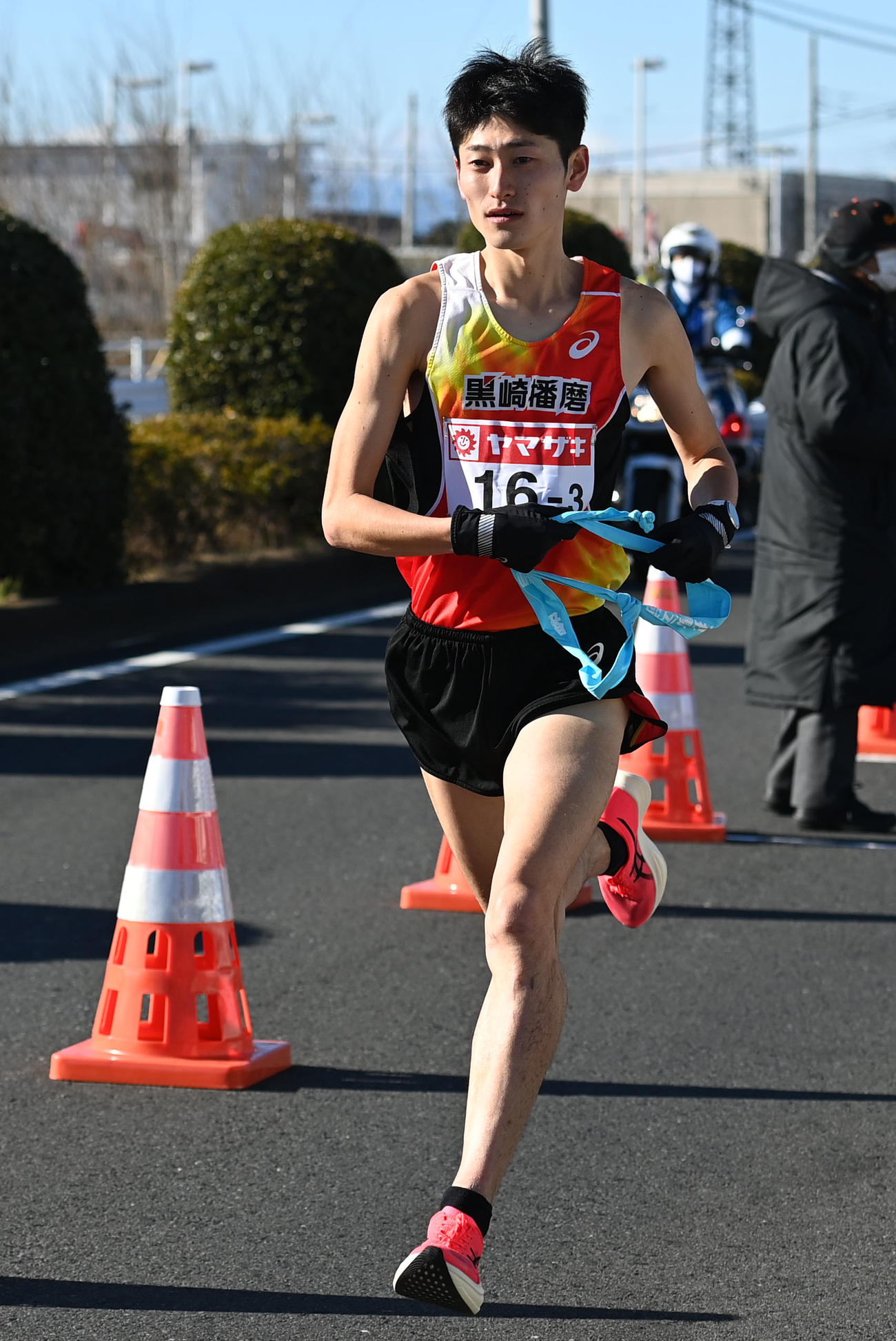 第2中継所をスタートする黒崎播磨3区田村（撮影・横山健太）