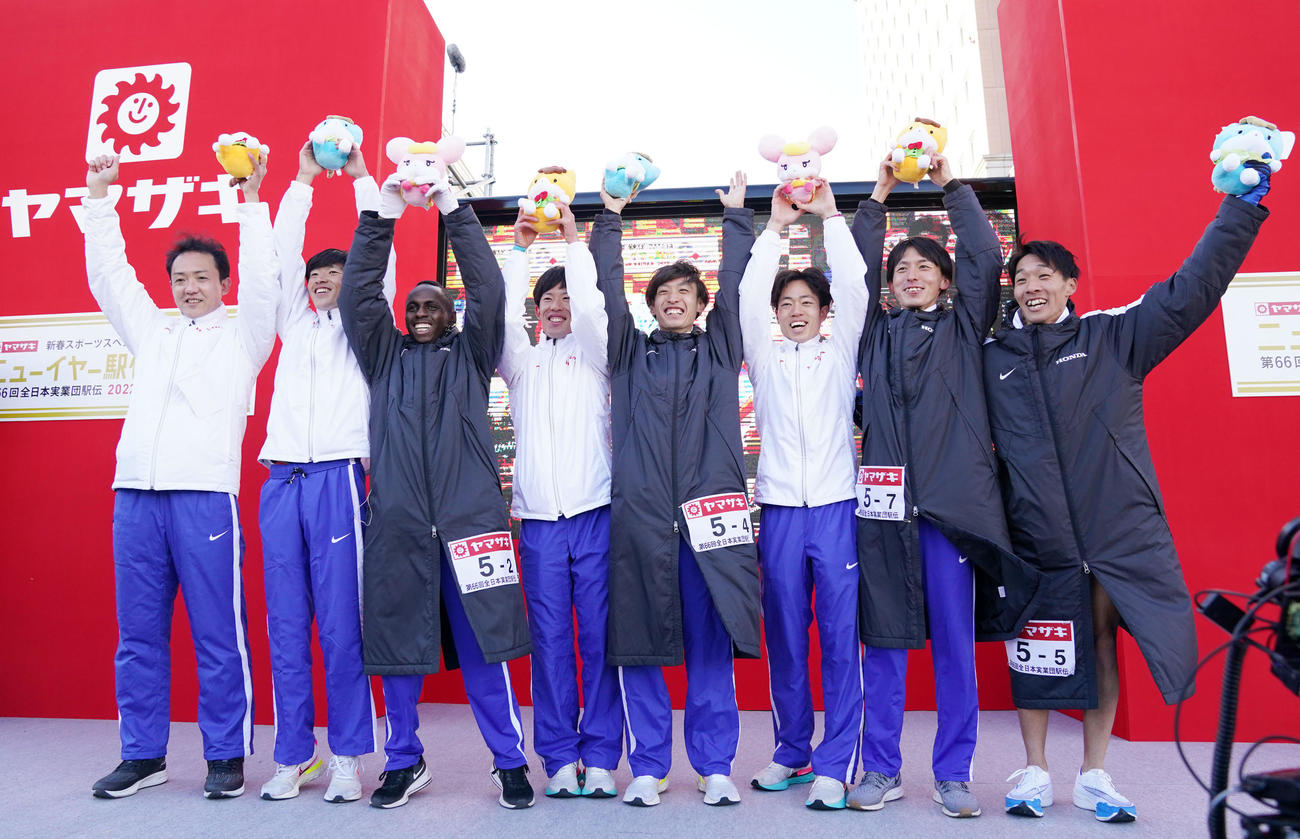 初優勝を果たし笑顔を見せるHondaの選手たち。左から小川監督、1区川瀬、2区ジャクソン、3区小川、4区伊藤、5区青木、6区中山、7区土方（撮影・横山健太）