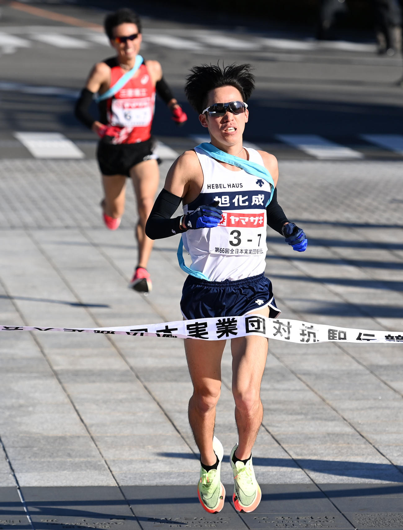 3位でゴールする旭化成7区大六野（撮影・横山健太）
