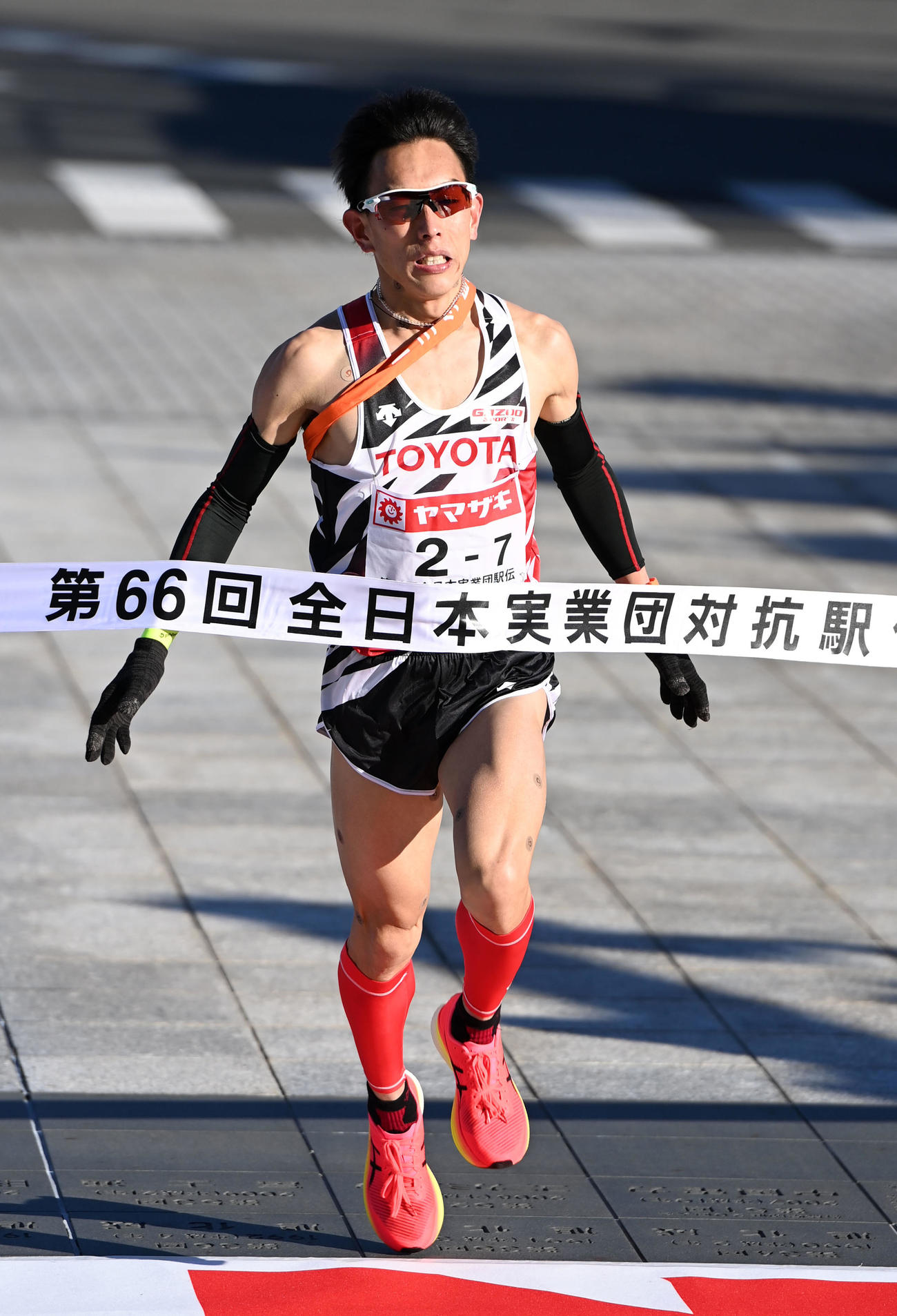 5位でゴールするトヨタ自動車7区大石（撮影・横山健太）