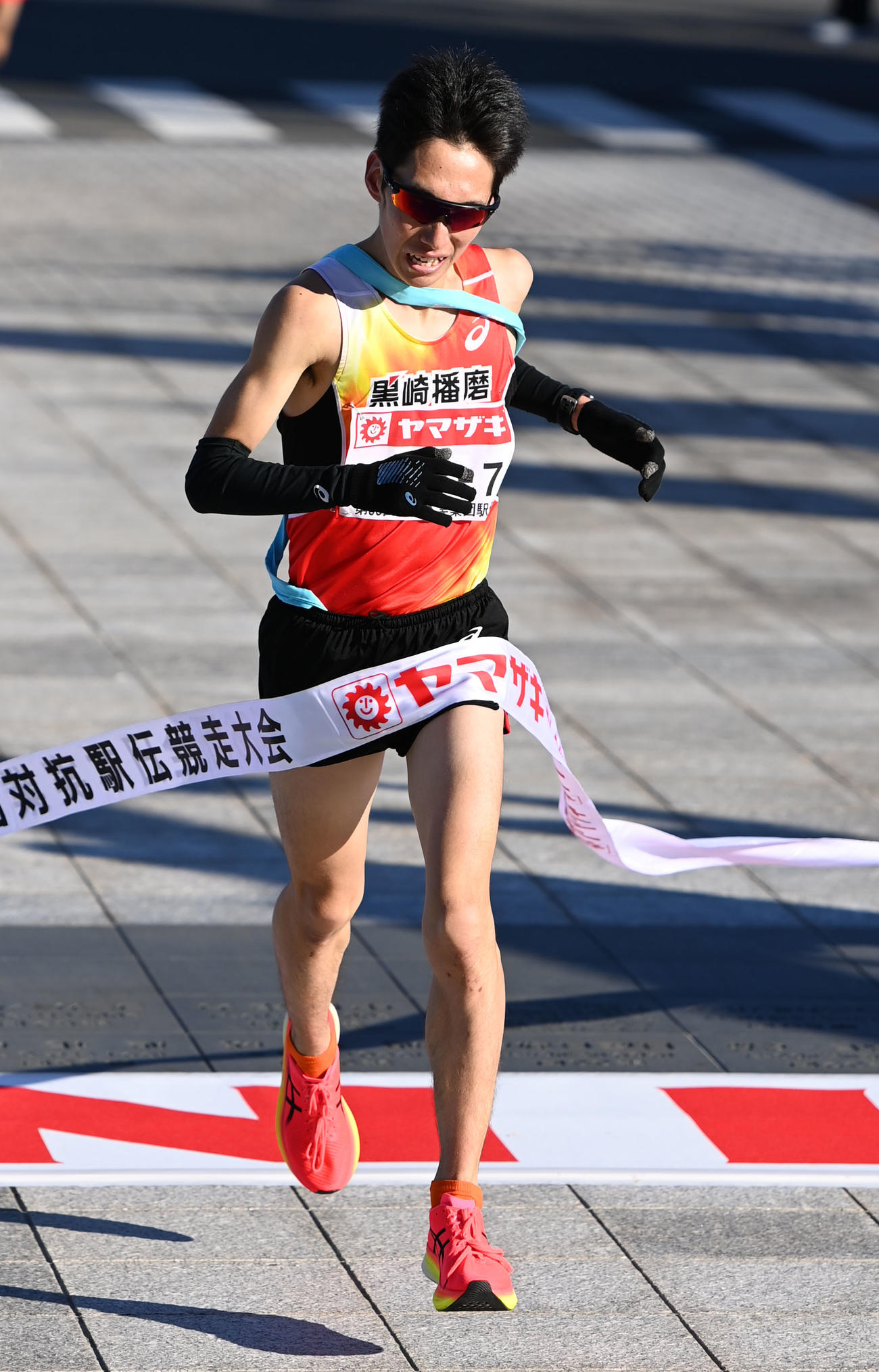 6位でゴールする黒崎播磨7区中村（撮影・横山健太）