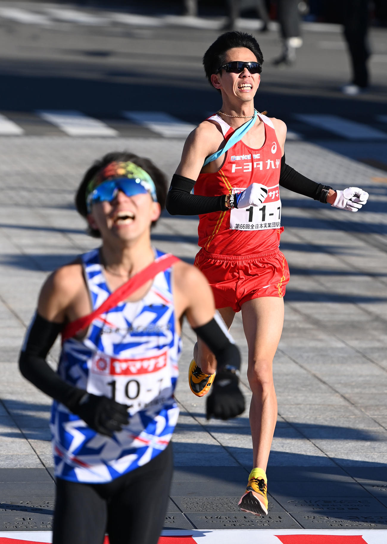 8位でゴールするトヨタ自動車九州7区大城（撮影・横山健太）