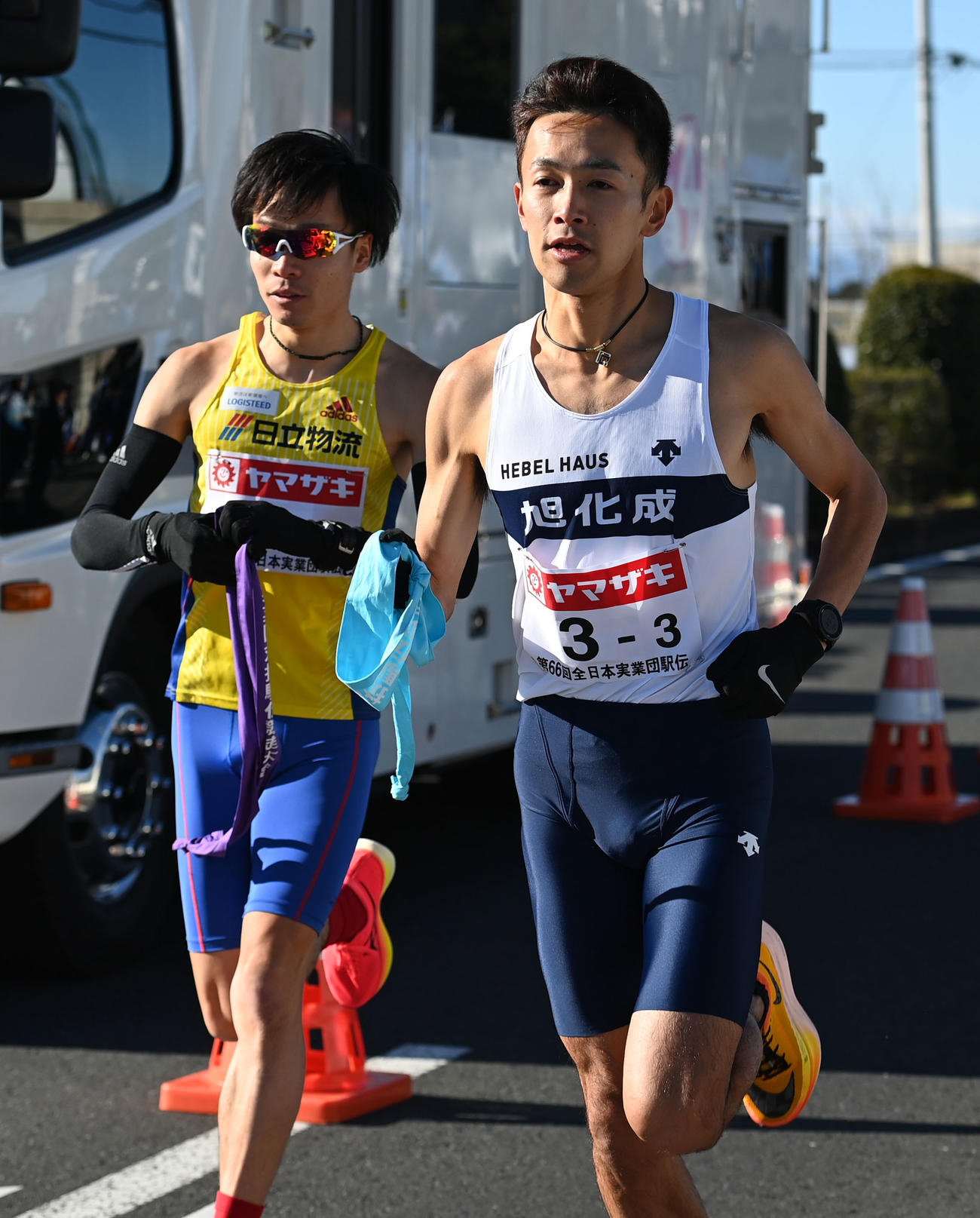 第2中継所をスタートする旭化成3区相沢（右）。左は日立物流3区牟田（撮影・横山健太）