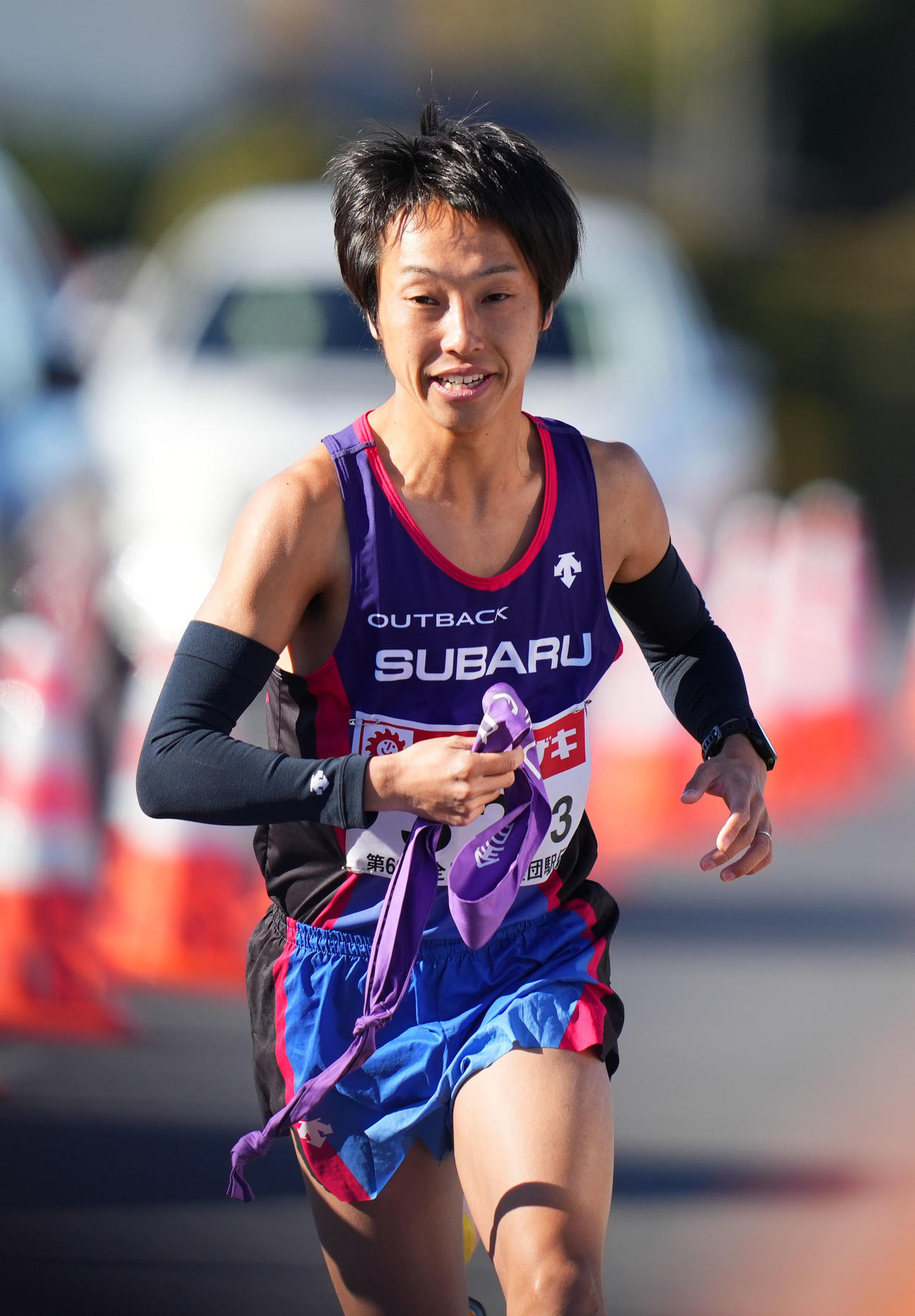 第2中継所をスタートするSUBARU3区梶谷（撮影・横山健太）