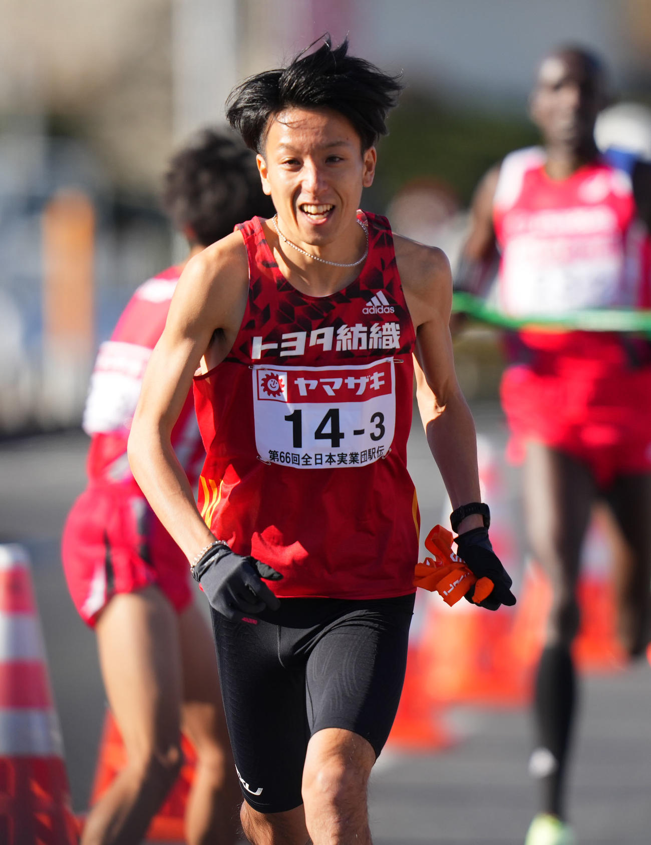 第2中継所をスタートするトヨタ紡織3区大池（撮影・横山健太）
