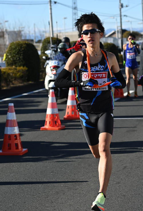 第2中継所をスタートするトーエネック3区難波（撮影・横山健太）