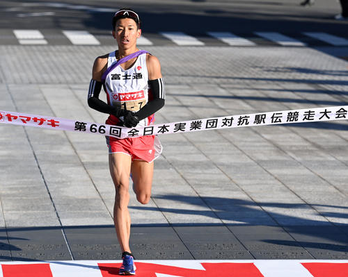 ゴールする富士通7区浦野（撮影・横山健太）
