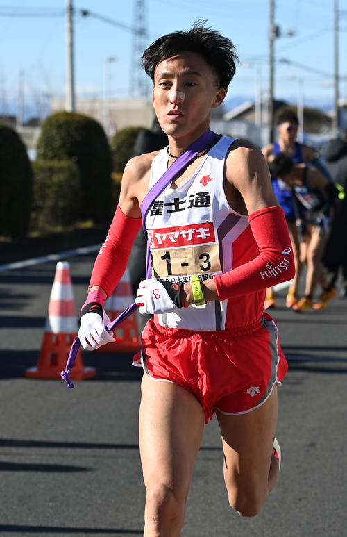 第2中継所をスタートする富士通3区潰滝（撮影・横山健太）