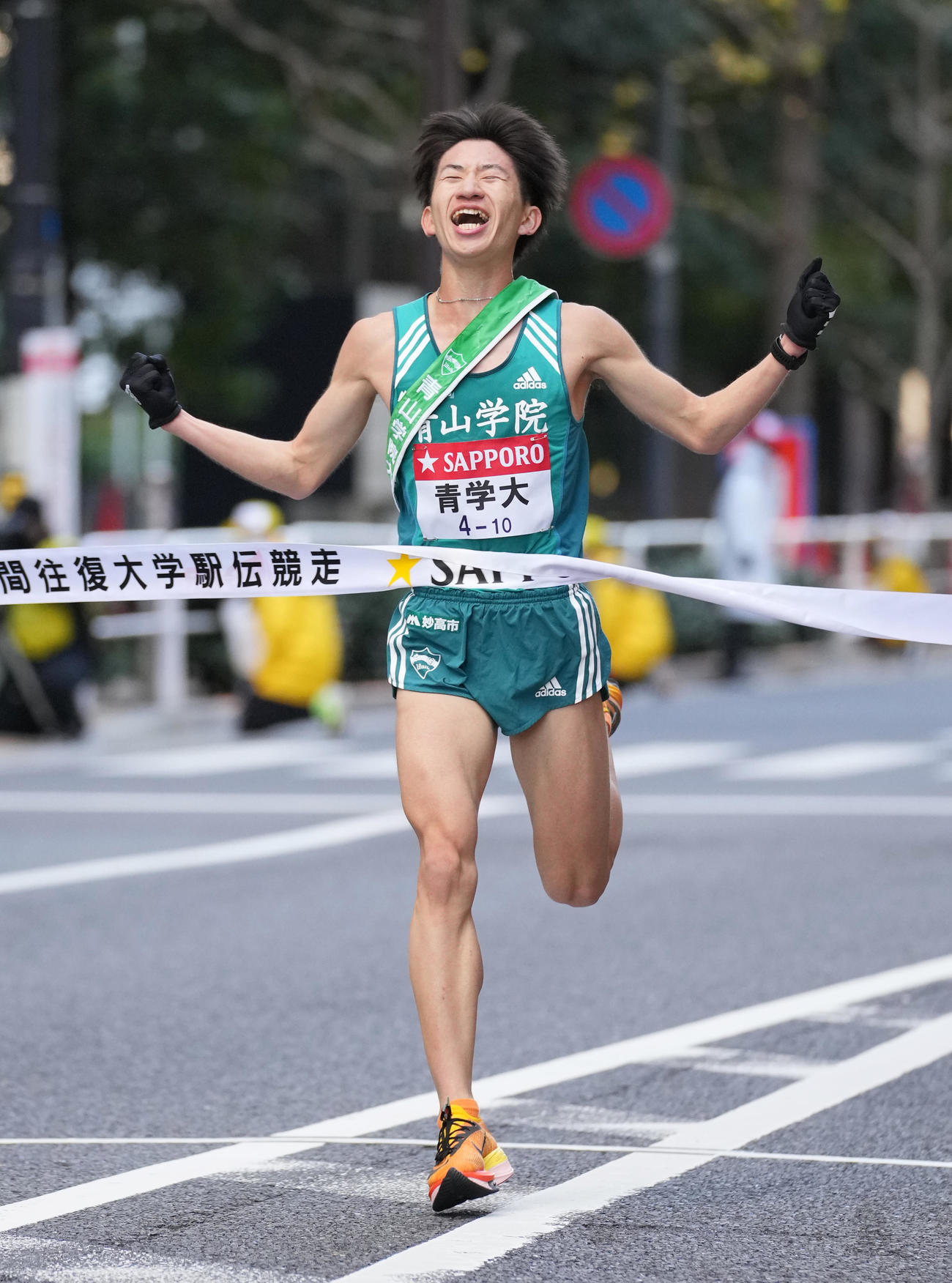 総合優勝し、ガッツポーズでゴールする青学大10区中倉（撮影・菅敏）