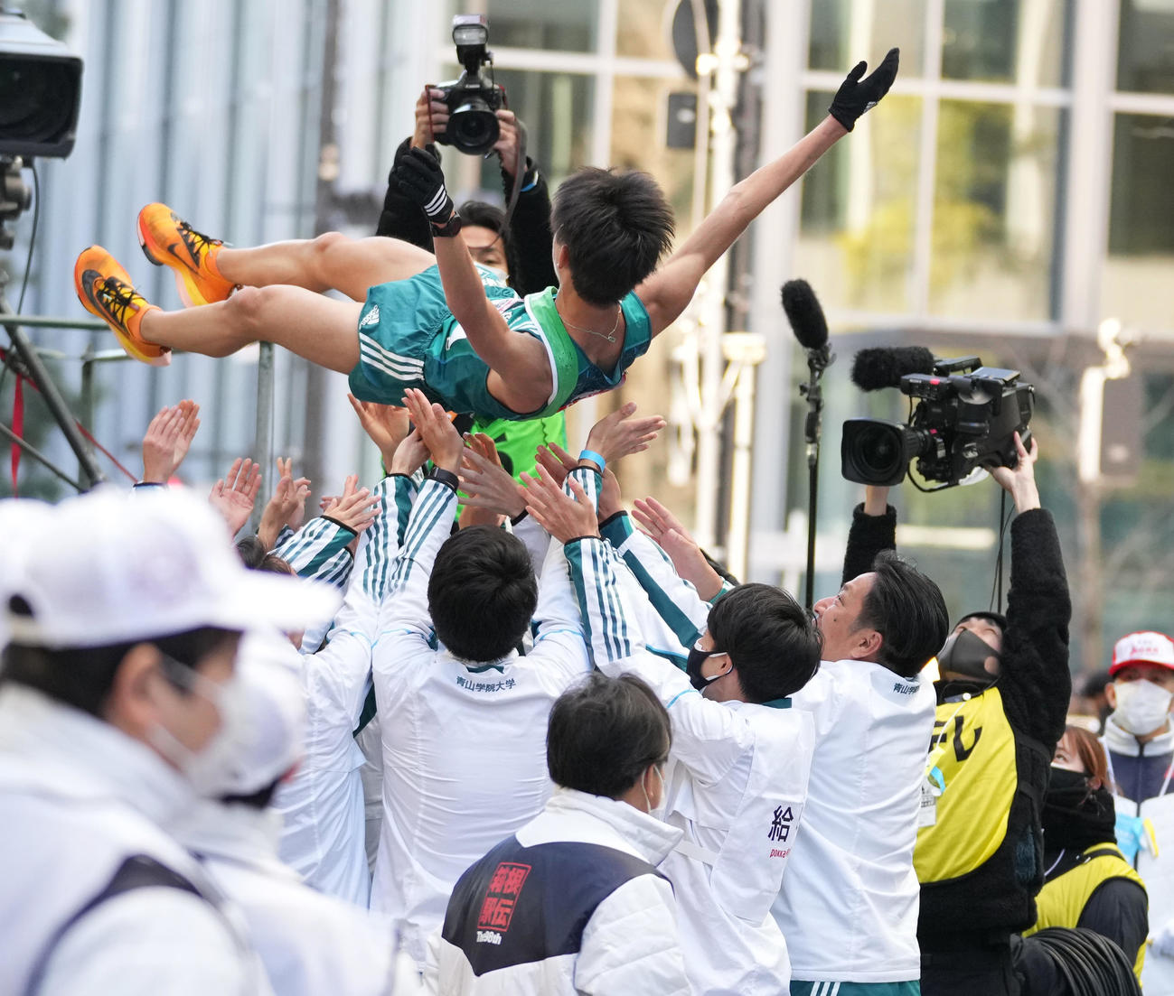 総合優勝し10区中倉啓敦を胴上げする青学大・原監督（右端）（撮影・菅敏）