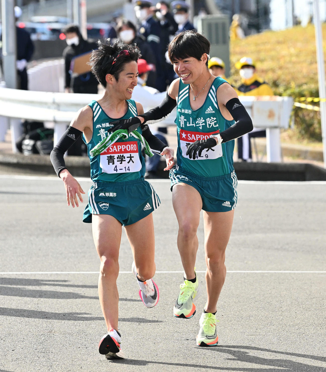 戸塚中継所で青学大8区佐藤（左）は9区中村にたすきを渡す（撮影・滝沢徹郎）