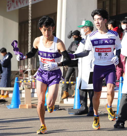 駒大6区佃（右）は小田原中継所で7区白鳥にたすきを渡す（撮影・鈴木みどり）