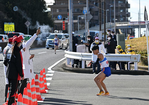 戸塚中継所で繰り上げスタートする日体大9区大内（手前）。奥は8区九嶋（撮影・滝沢徹郎）
